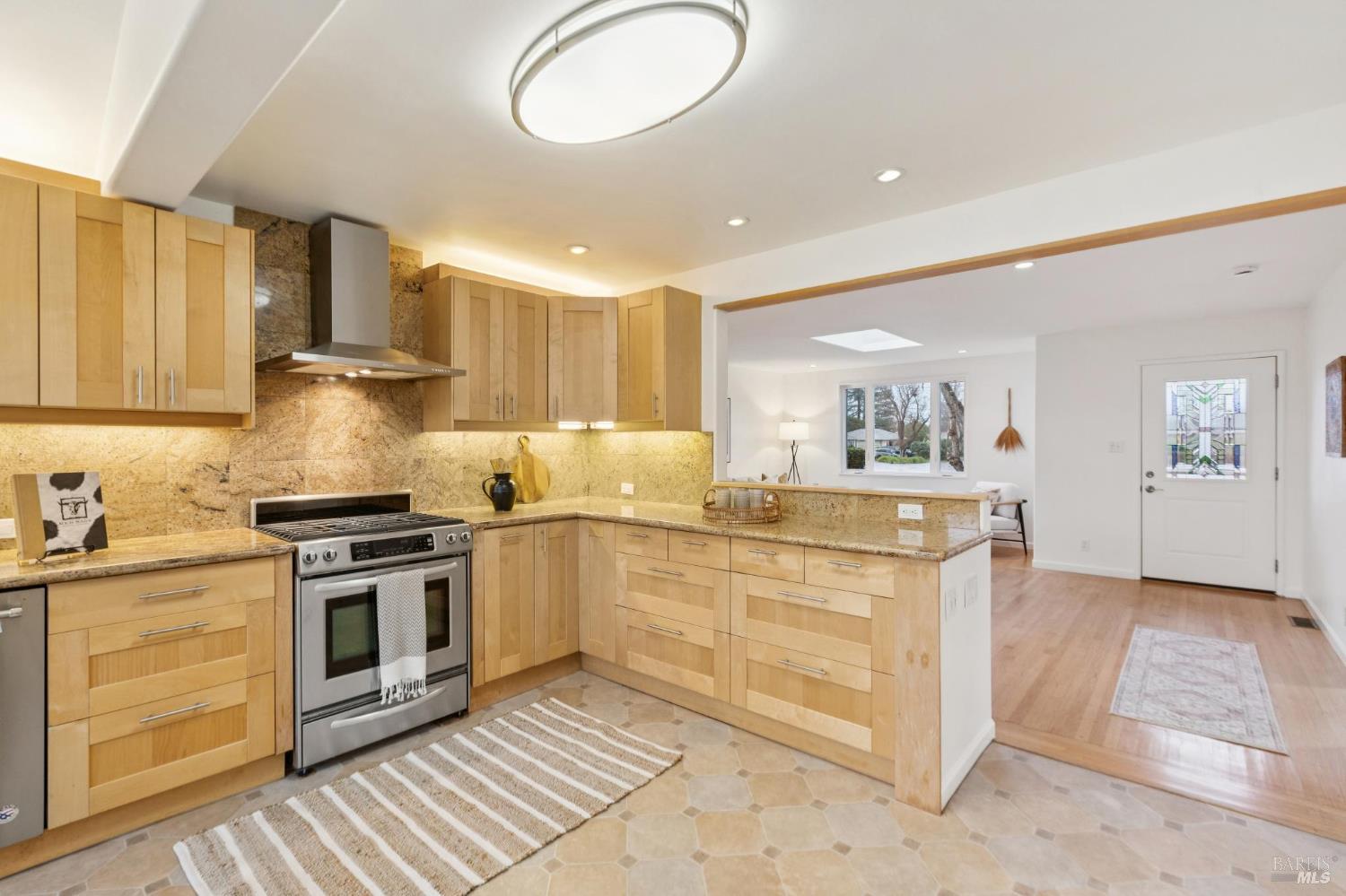 Detail Gallery Image 2 of 16 For 101 Vendola Dr, San Rafael,  CA 94903 - 3 Beds | 2 Baths