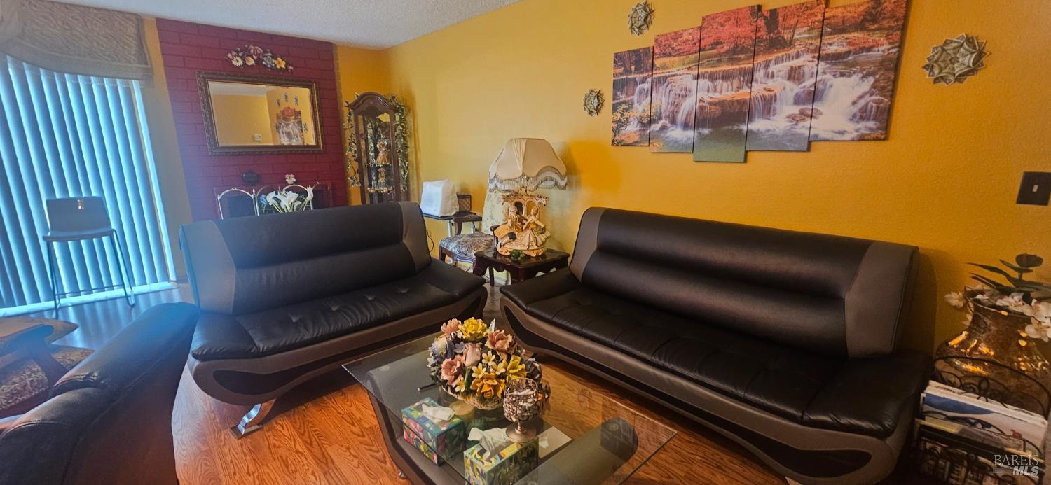 Detail Gallery Image 4 of 17 For 400 Foothill Dr, Vallejo,  CA 94591 - 3 Beds | 2 Baths