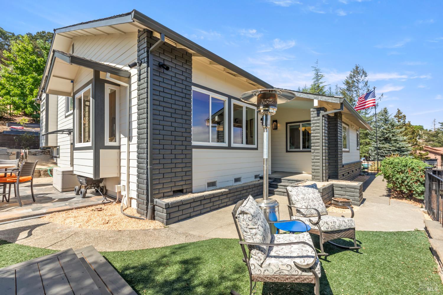 Detail Gallery Image 3 of 41 For 410 Oak Mesa Ct, Santa Rosa,  CA 95409 - 2 Beds | 2/1 Baths