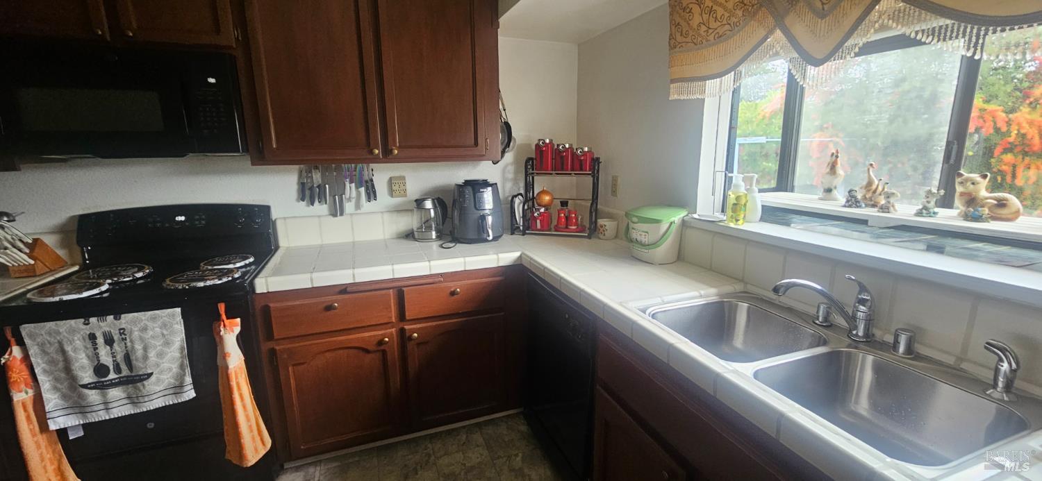 Detail Gallery Image 7 of 17 For 400 Foothill Dr, Vallejo,  CA 94591 - 3 Beds | 2 Baths