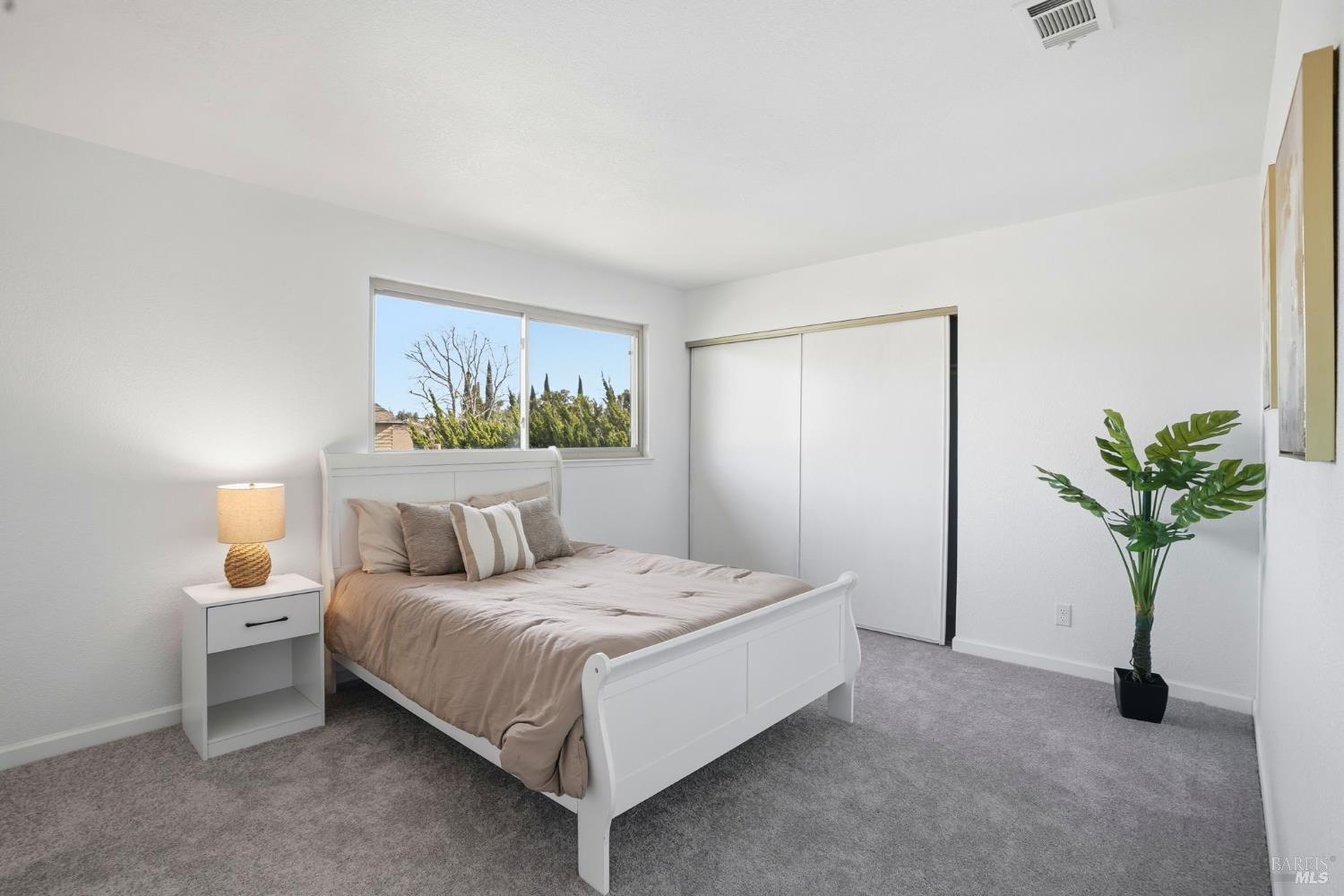 Detail Gallery Image 25 of 45 For 2100 Larchmont Cir, Fairfield,  CA 94534 - 5 Beds | 2/1 Baths