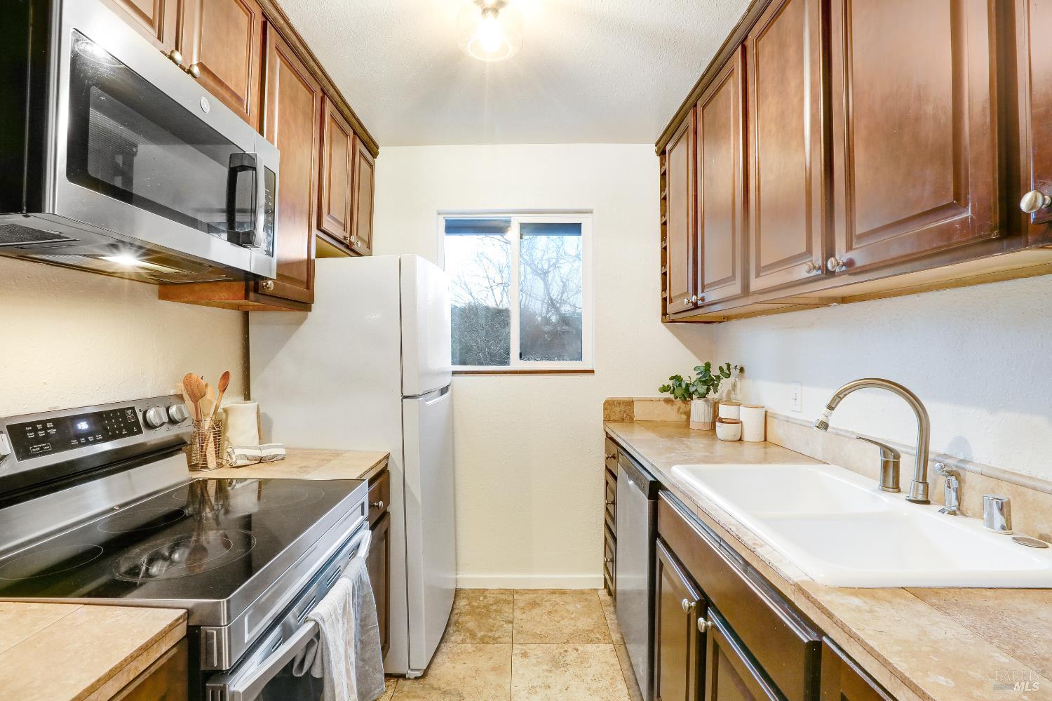 Detail Gallery Image 7 of 13 For 72 Plumas Cir a,  Novato,  CA 94947 - 2 Beds | 1 Baths