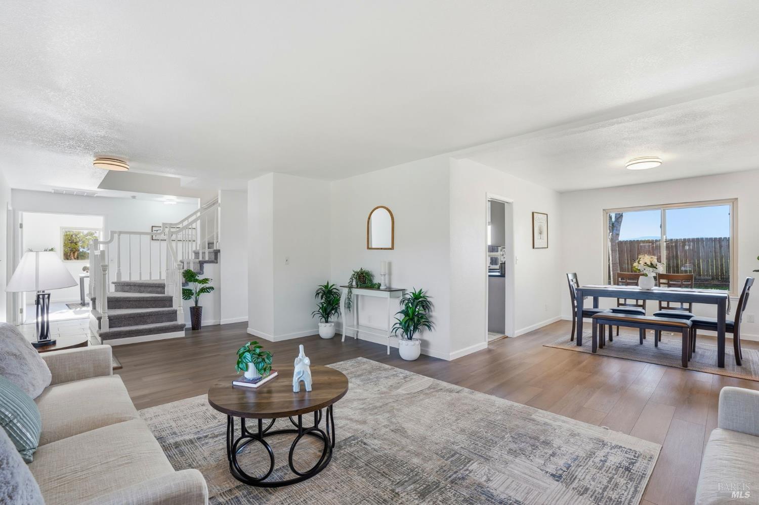 Detail Gallery Image 8 of 45 For 2100 Larchmont Cir, Fairfield,  CA 94534 - 5 Beds | 2/1 Baths