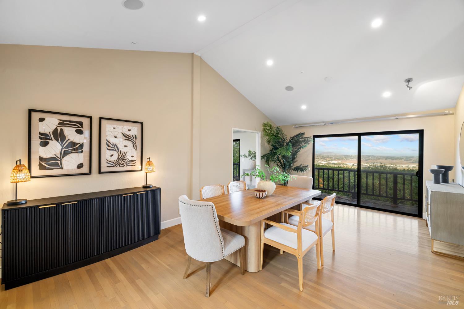 Detail Gallery Image 4 of 34 For 101 Garner Dr, Novato,  CA 94947 - 5 Beds | 4 Baths