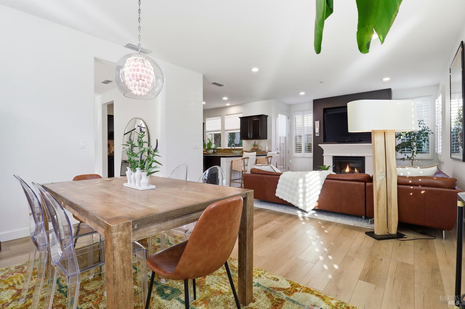 Detail Gallery Image 13 of 52 For 586 Sapphire St, Petaluma,  CA 94952 - 5 Beds | 3 Baths