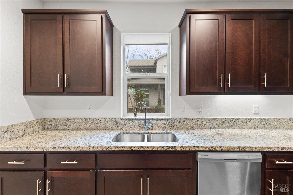 Detail Gallery Image 11 of 30 For 309 Sejong Ln, Santa Rosa,  CA 95403 - 3 Beds | 2/1 Baths