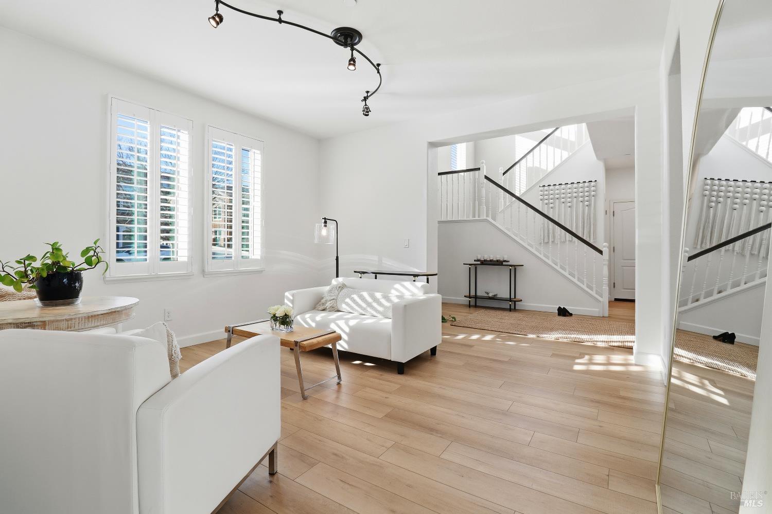 Detail Gallery Image 8 of 52 For 586 Sapphire St, Petaluma,  CA 94952 - 5 Beds | 3 Baths