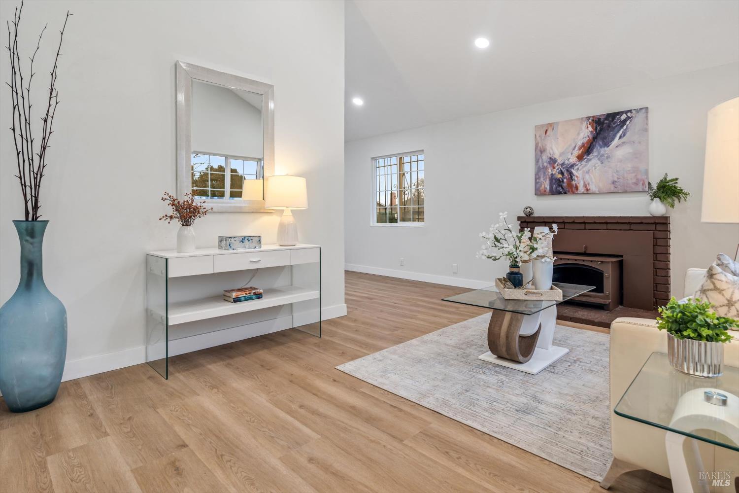 Detail Gallery Image 3 of 23 For 102 Dartmouth Ave, Vallejo,  CA 94589 - 4 Beds | 2 Baths