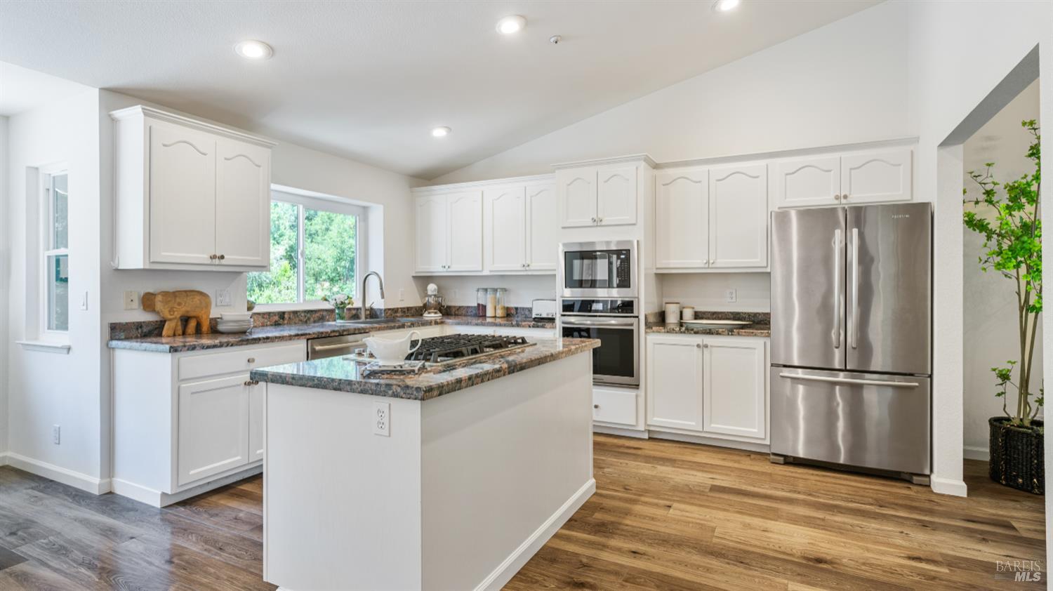 Detail Gallery Image 9 of 29 For 219 Burgundy Rd, Healdsburg,  CA 95448 - 4 Beds | 2 Baths