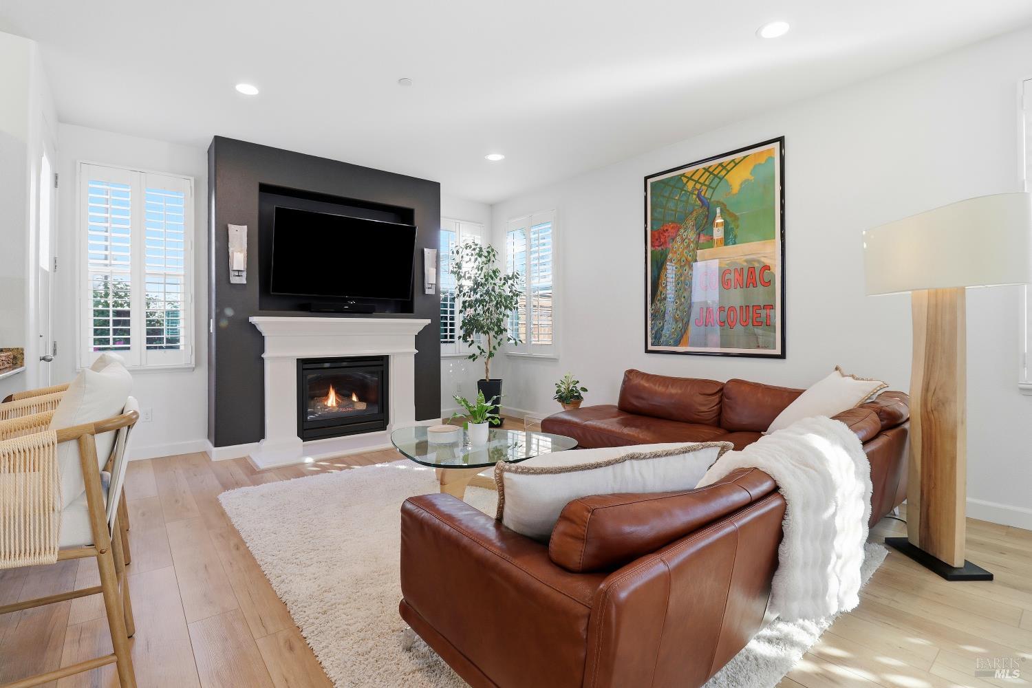 Detail Gallery Image 6 of 52 For 586 Sapphire St, Petaluma,  CA 94952 - 5 Beds | 3 Baths