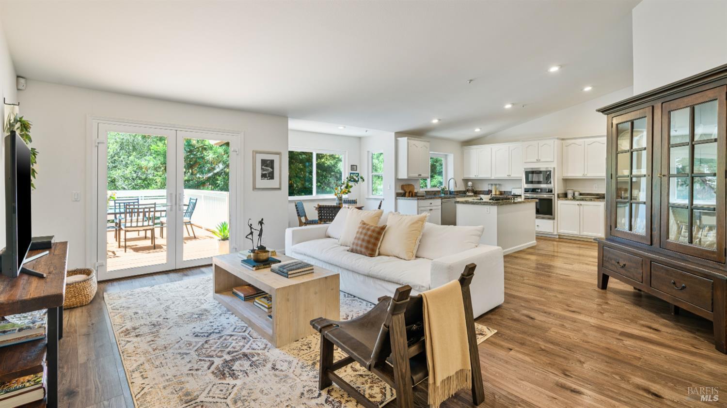 Detail Gallery Image 7 of 29 For 219 Burgundy Rd, Healdsburg,  CA 95448 - 4 Beds | 2 Baths