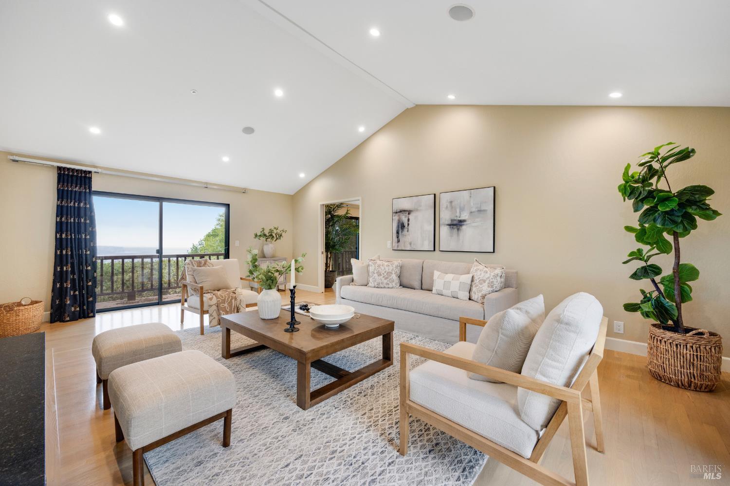 Detail Gallery Image 10 of 34 For 101 Garner Dr, Novato,  CA 94947 - 5 Beds | 4 Baths