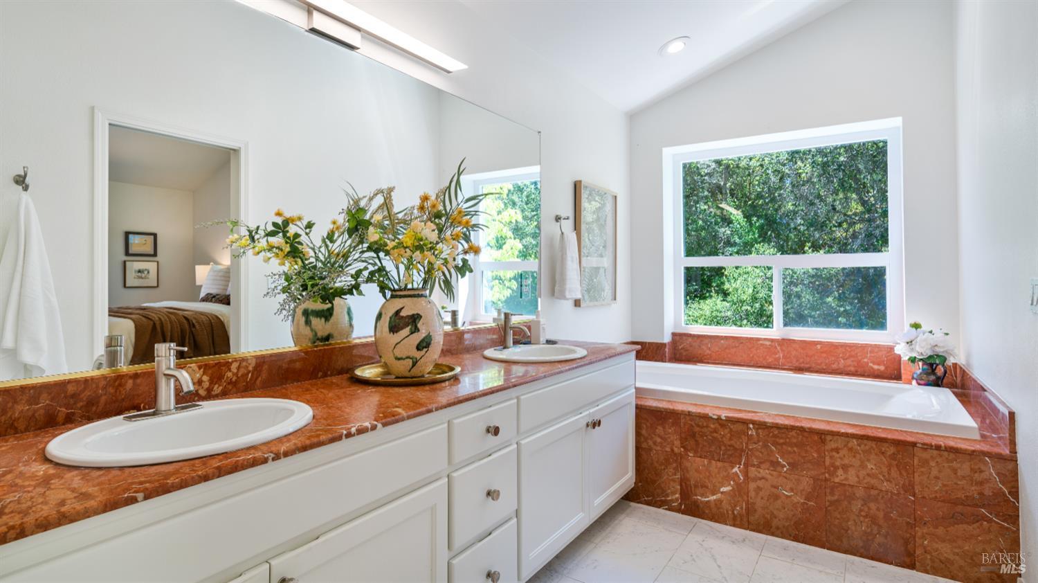 Detail Gallery Image 12 of 29 For 219 Burgundy Rd, Healdsburg,  CA 95448 - 4 Beds | 2 Baths