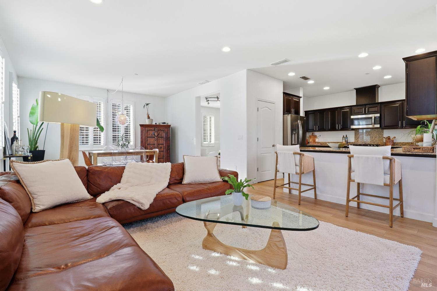 Detail Gallery Image 12 of 52 For 586 Sapphire St, Petaluma,  CA 94952 - 5 Beds | 3 Baths