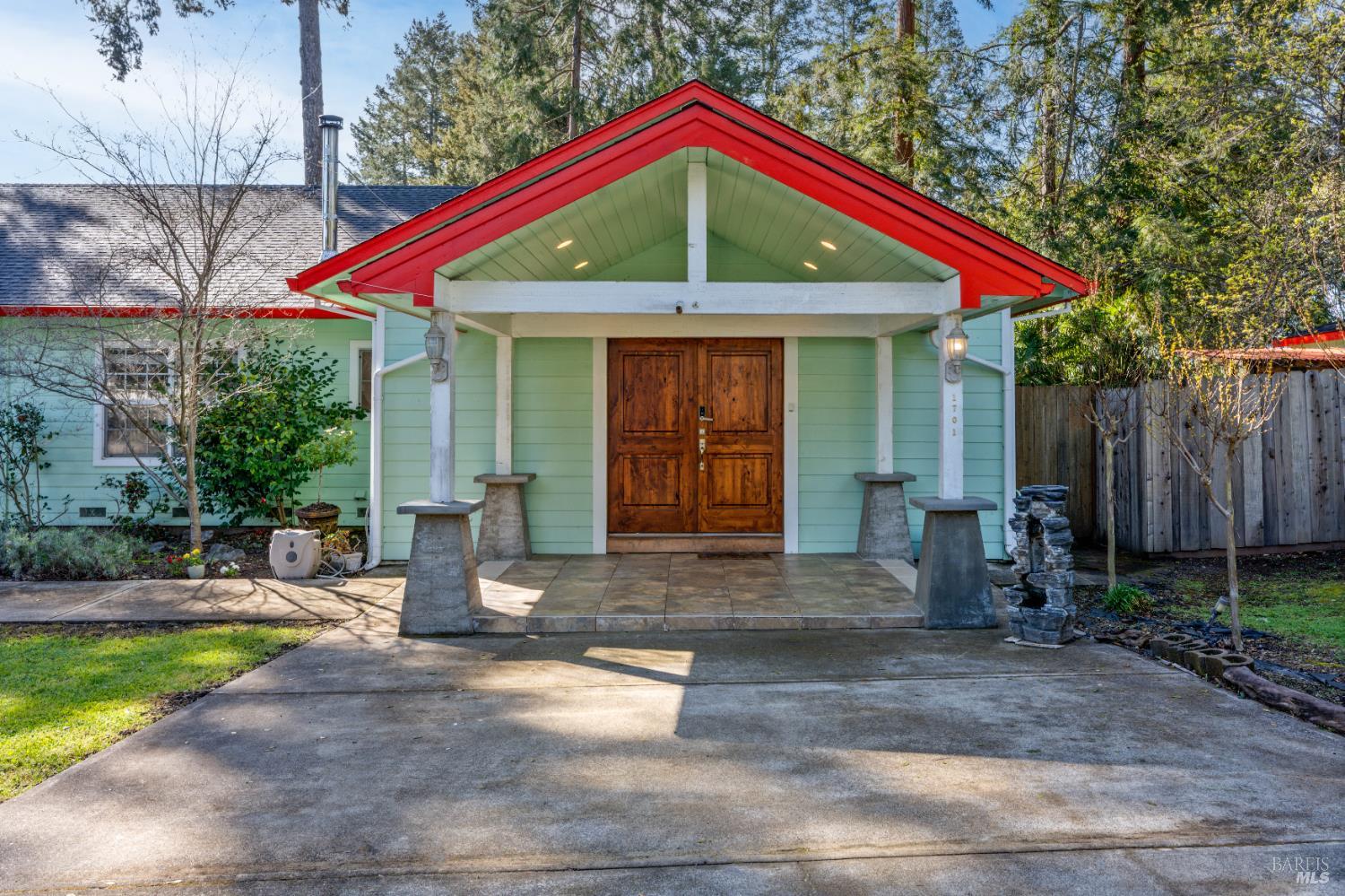 Detail Gallery Image 2 of 31 For 1701 Hickory Ct, Ukiah,  CA 95482 - 3 Beds | 3 Baths