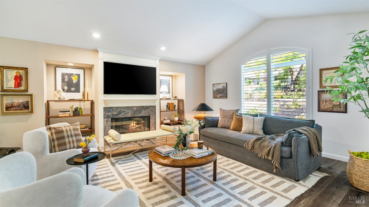 Detail Gallery Image 4 of 29 For 219 Burgundy Rd, Healdsburg,  CA 95448 - 4 Beds | 2 Baths