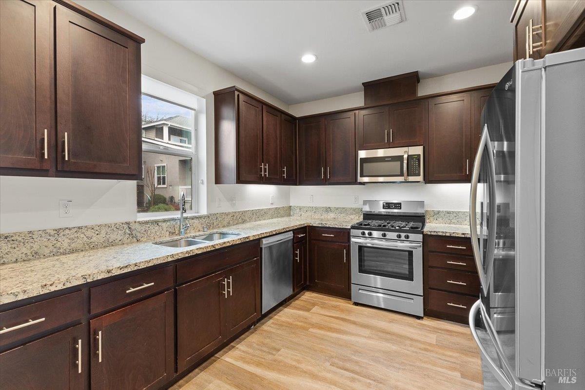 Detail Gallery Image 9 of 30 For 309 Sejong Ln, Santa Rosa,  CA 95403 - 3 Beds | 2/1 Baths