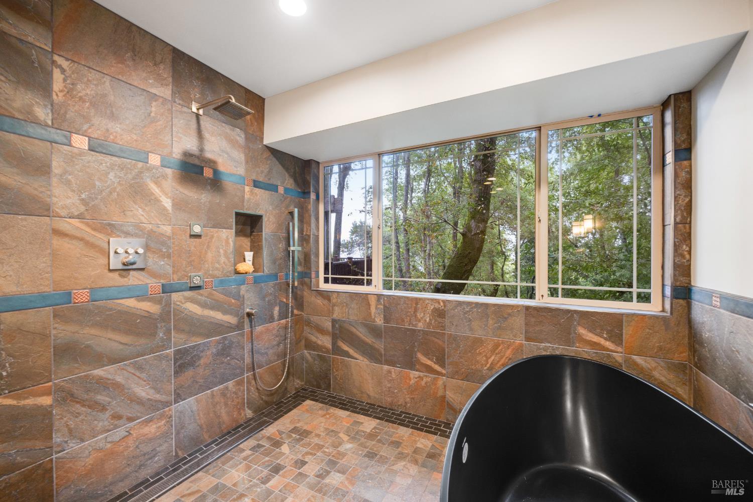 Detail Gallery Image 15 of 34 For 101 Garner Dr, Novato,  CA 94947 - 5 Beds | 4 Baths