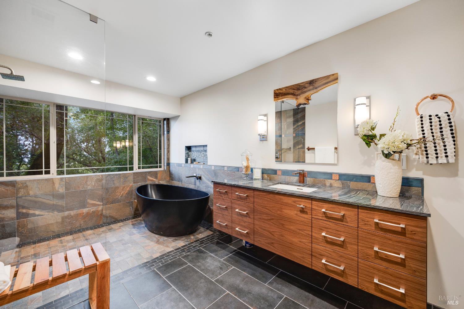 Detail Gallery Image 13 of 34 For 101 Garner Dr, Novato,  CA 94947 - 5 Beds | 4 Baths