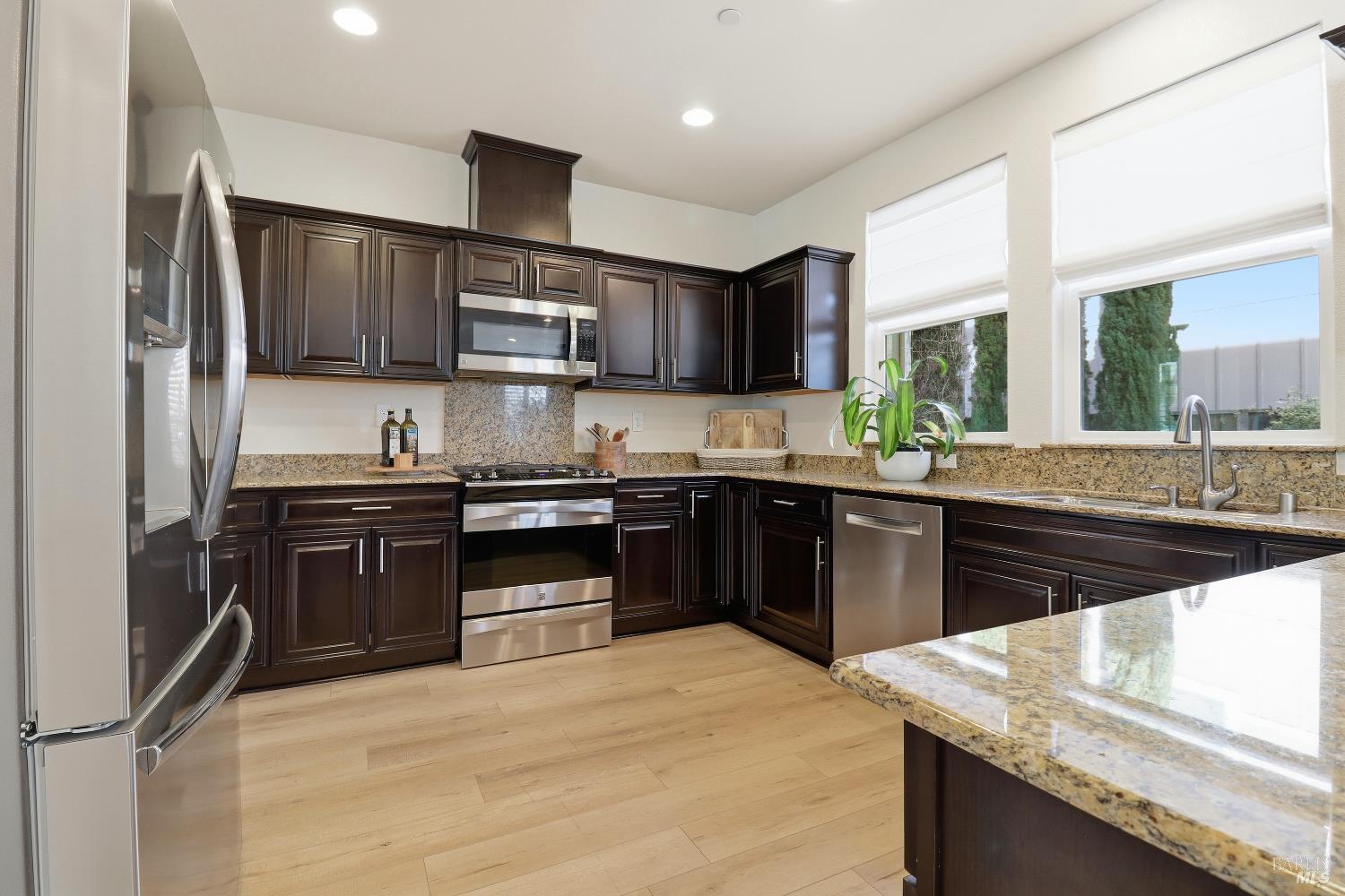 Detail Gallery Image 17 of 52 For 586 Sapphire St, Petaluma,  CA 94952 - 5 Beds | 3 Baths