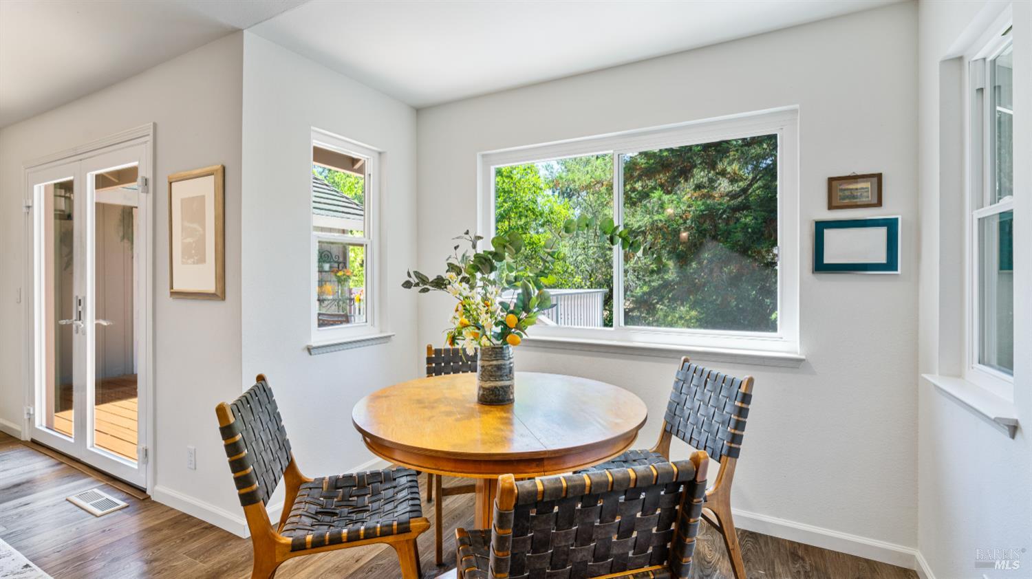 Detail Gallery Image 10 of 29 For 219 Burgundy Rd, Healdsburg,  CA 95448 - 4 Beds | 2 Baths