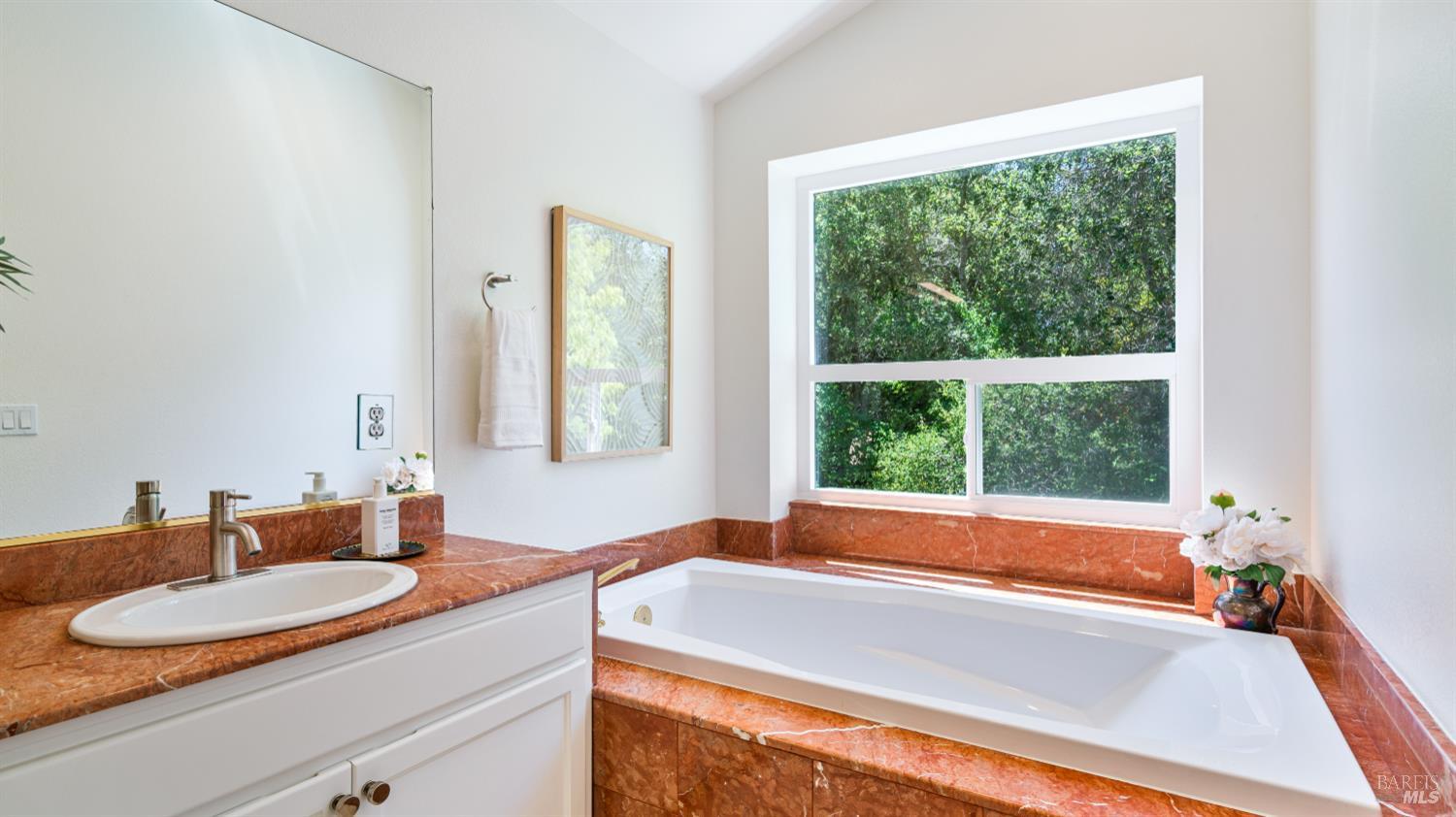 Detail Gallery Image 13 of 29 For 219 Burgundy Rd, Healdsburg,  CA 95448 - 4 Beds | 2 Baths