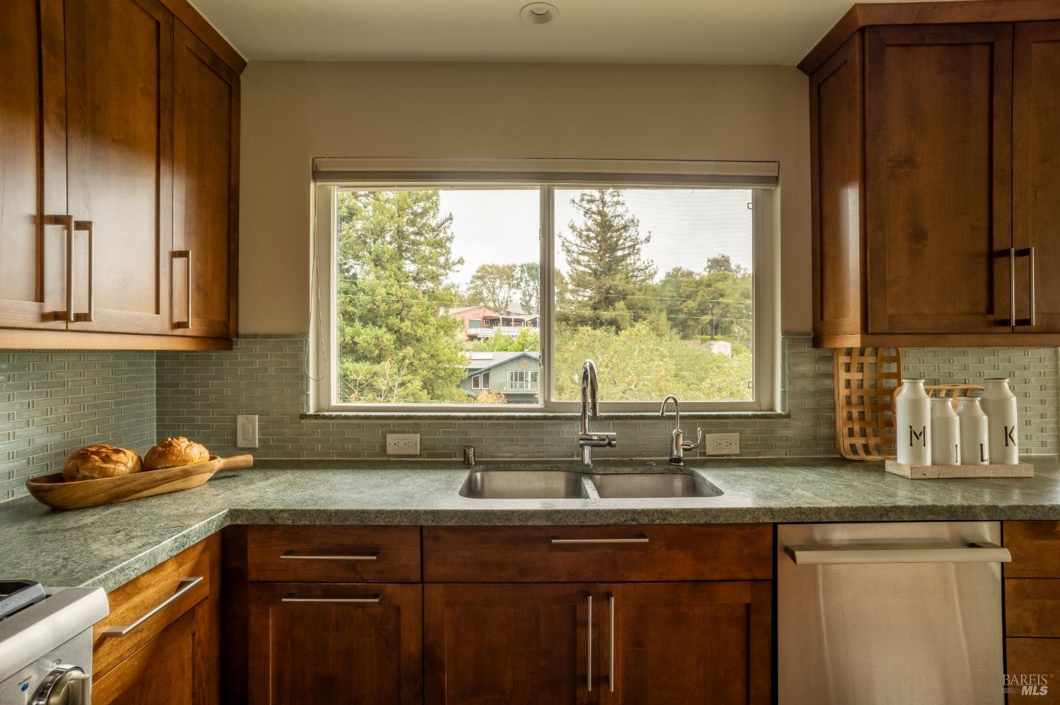 Detail Gallery Image 16 of 67 For 1205 Calle Del Arroyo Rd, Sonoma,  CA 95476 - 4 Beds | 3/1 Baths