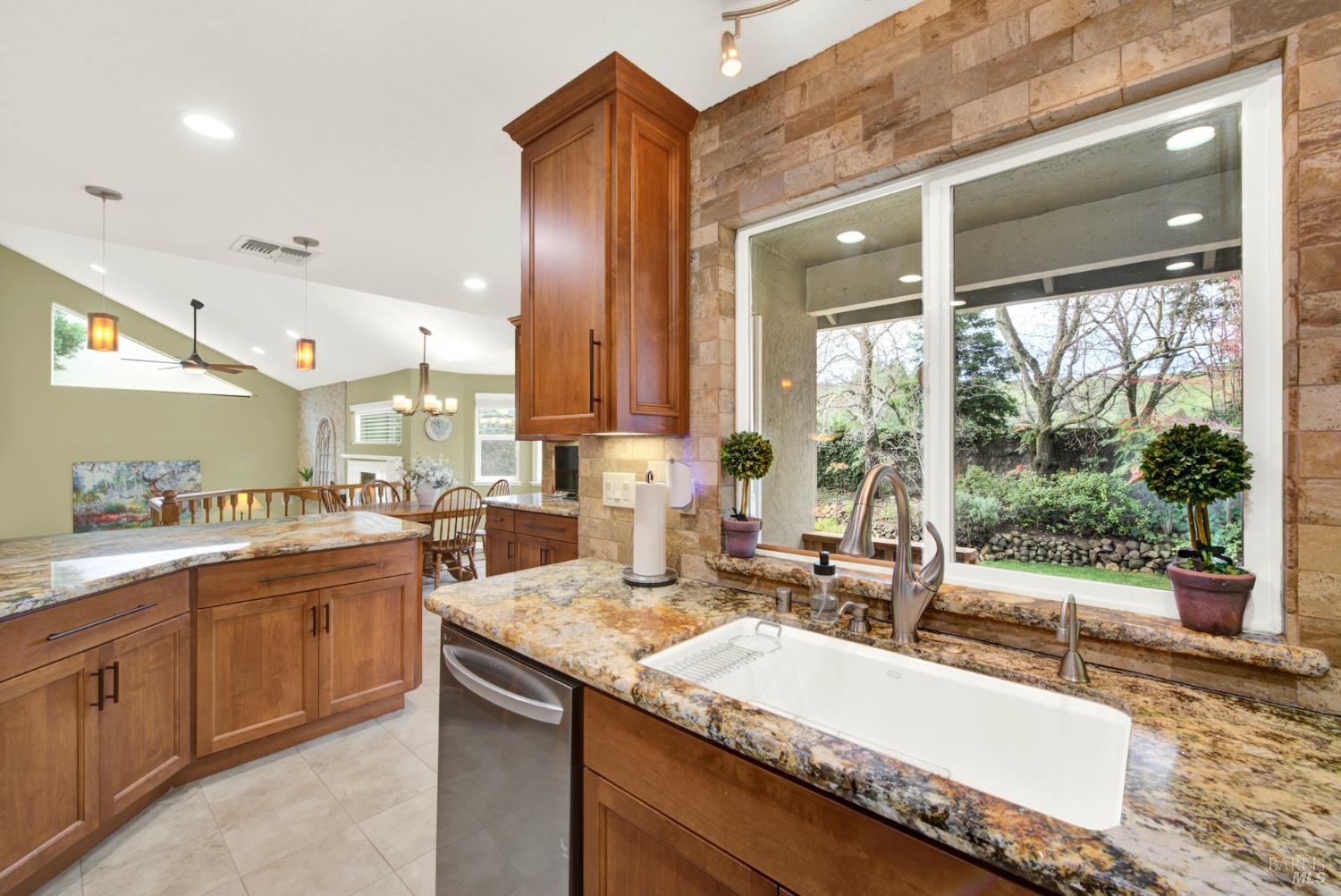 Detail Gallery Image 30 of 93 For 318 Kilgarvan Ct, Vacaville,  CA 95688 - 4 Beds | 3 Baths