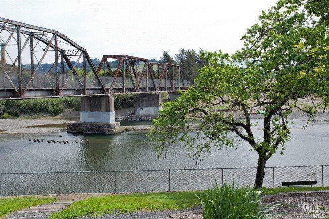 Detail Gallery Image 3 of 5 For 31 Front St #E,  Healdsburg,  CA 95448 - 3 Beds | 1/1 Baths