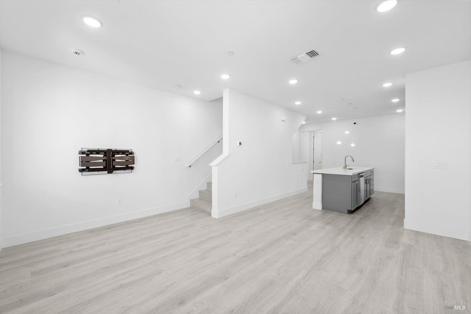 Detail Gallery Image 3 of 24 For 339 Pear Tree Ter #C,  Napa,  CA 94558 - 3 Beds | 3 Baths