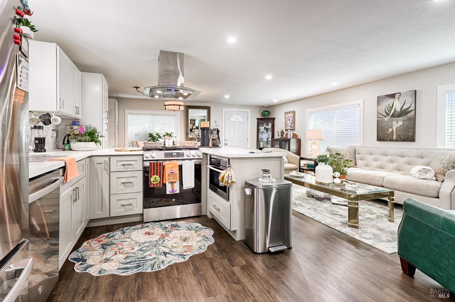 Detail Gallery Image 2 of 26 For 211 Apple Ln, Rohnert Park,  CA 94928 - 2 Beds | 2 Baths