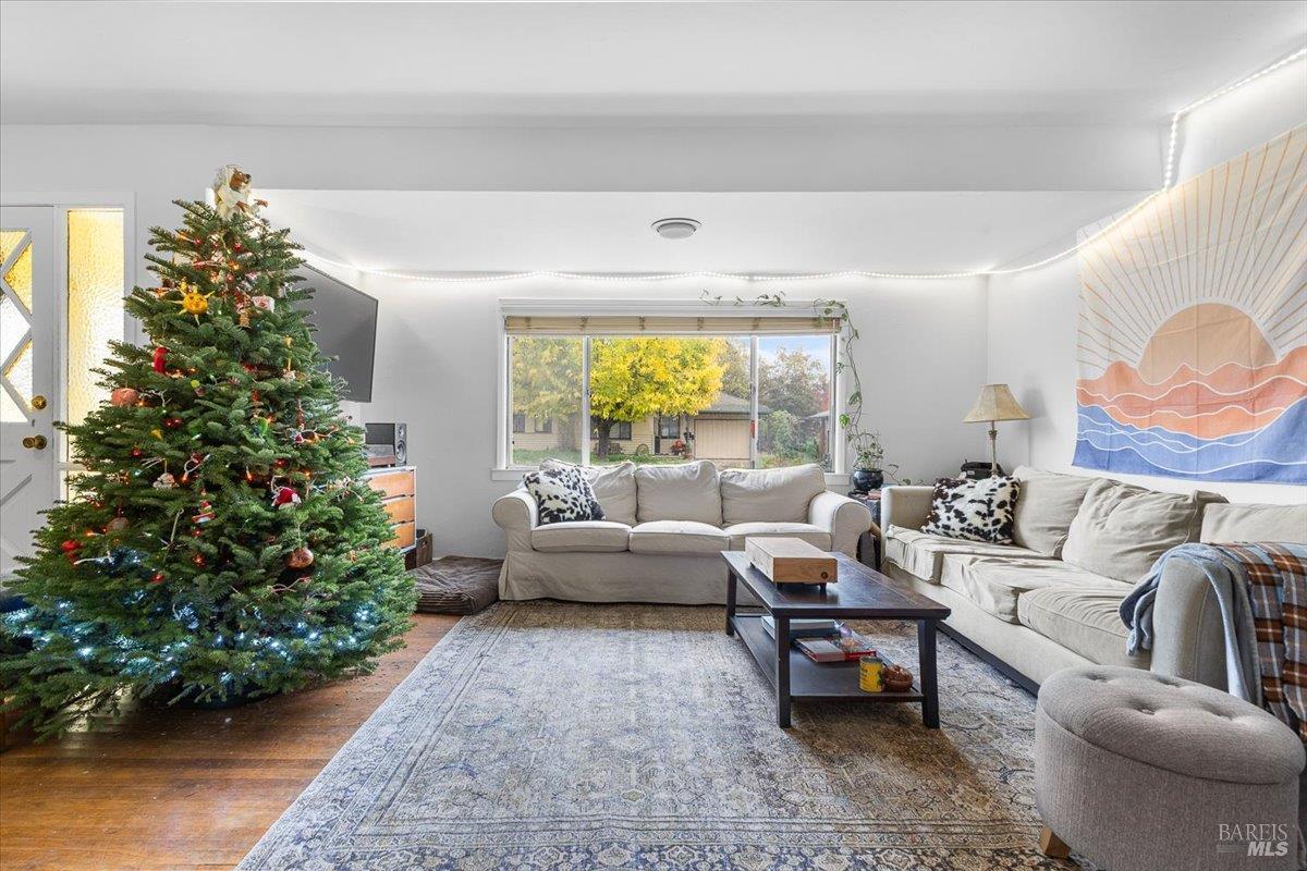 Detail Gallery Image 4 of 43 For 911 Harold Ln, Healdsburg,  CA 95448 - 3 Beds | 2 Baths