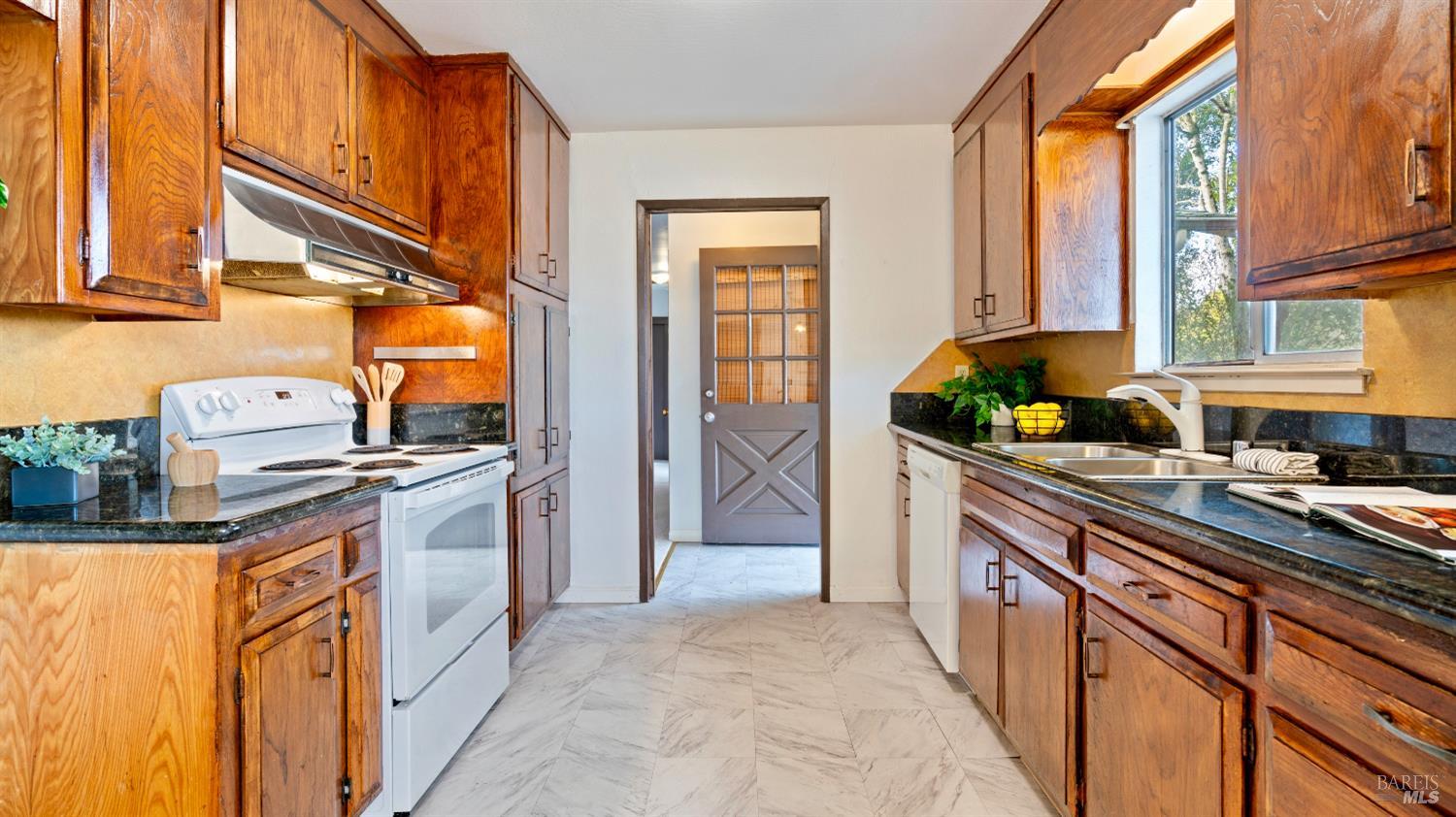 Detail Gallery Image 5 of 34 For 1680 Russell Ave, Santa Rosa,  CA 95403 - 4 Beds | 3 Baths