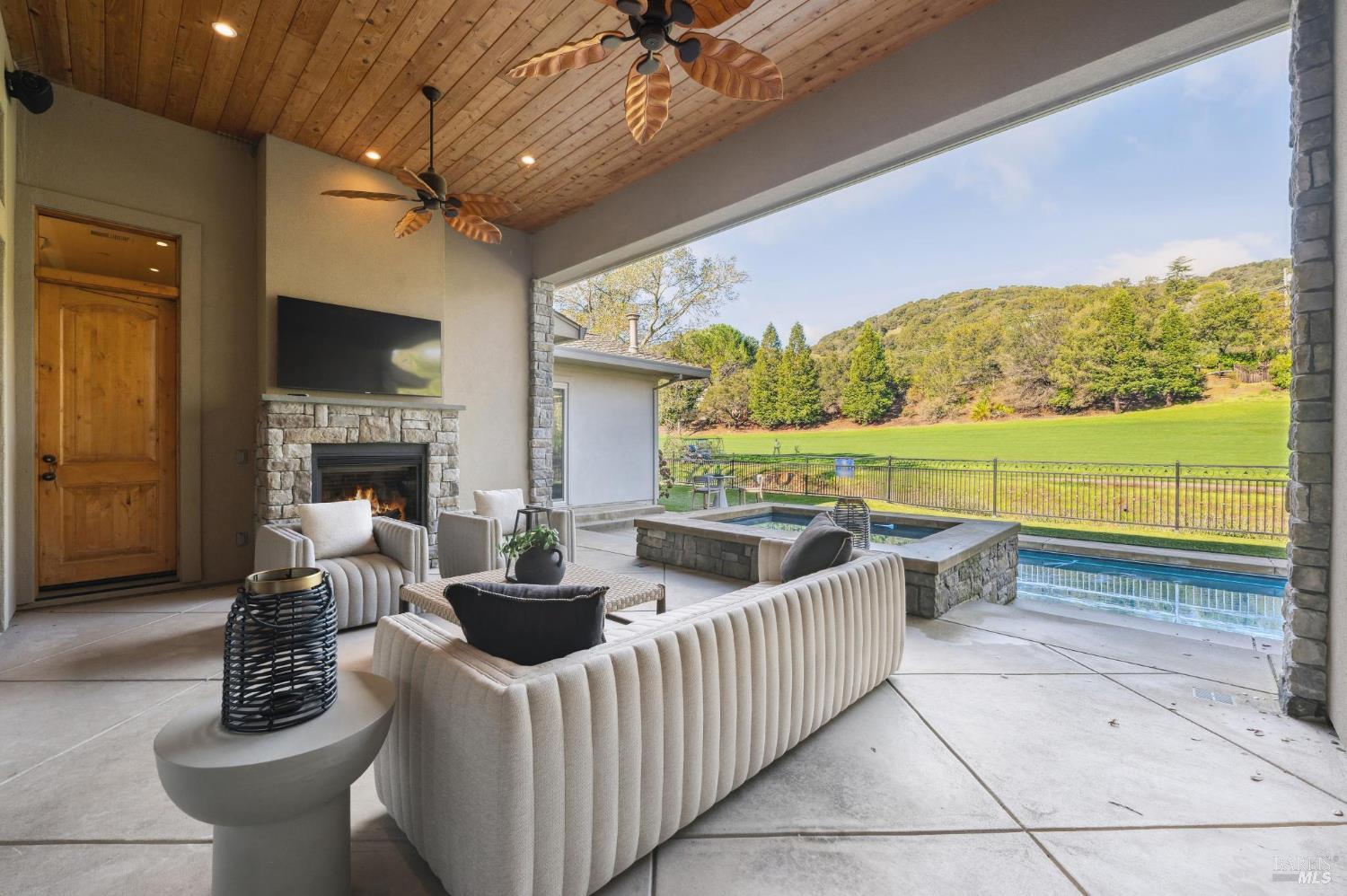 Detail Gallery Image 15 of 40 For 548 Fairway Dr, Novato,  CA 94949 - 5 Beds | 5 Baths