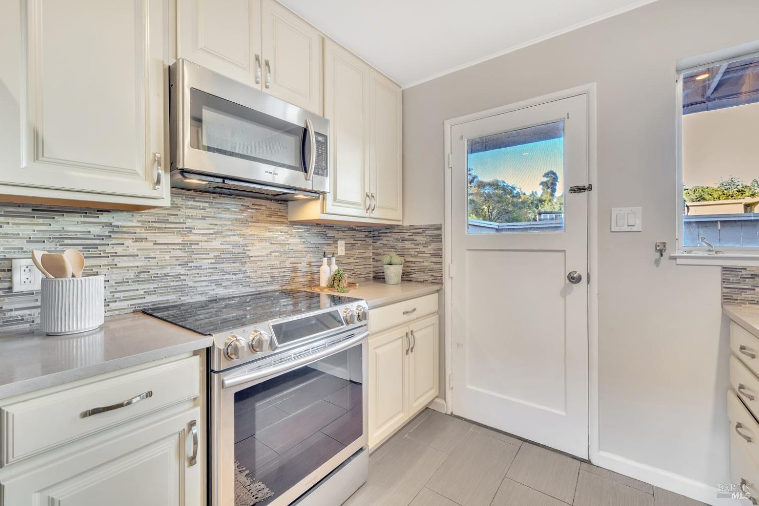 Detail Gallery Image 4 of 25 For 61 Pixley Ave #3,  Corte Madera,  CA 94925 - 2 Beds | 1 Baths