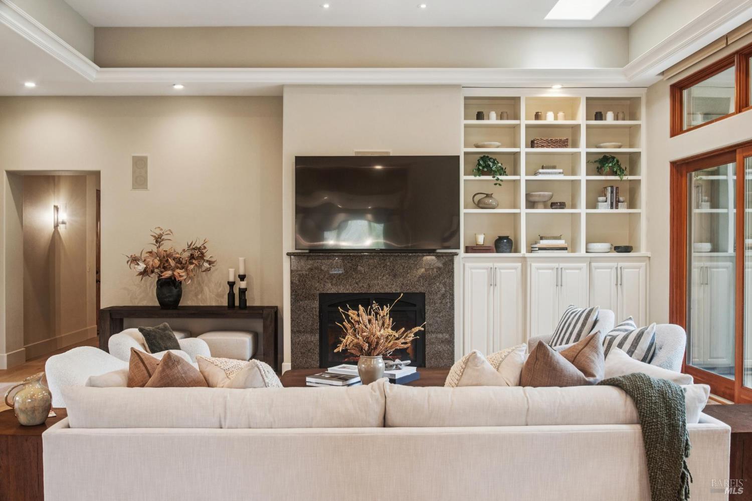 Detail Gallery Image 4 of 40 For 548 Fairway Dr, Novato,  CA 94949 - 5 Beds | 5 Baths