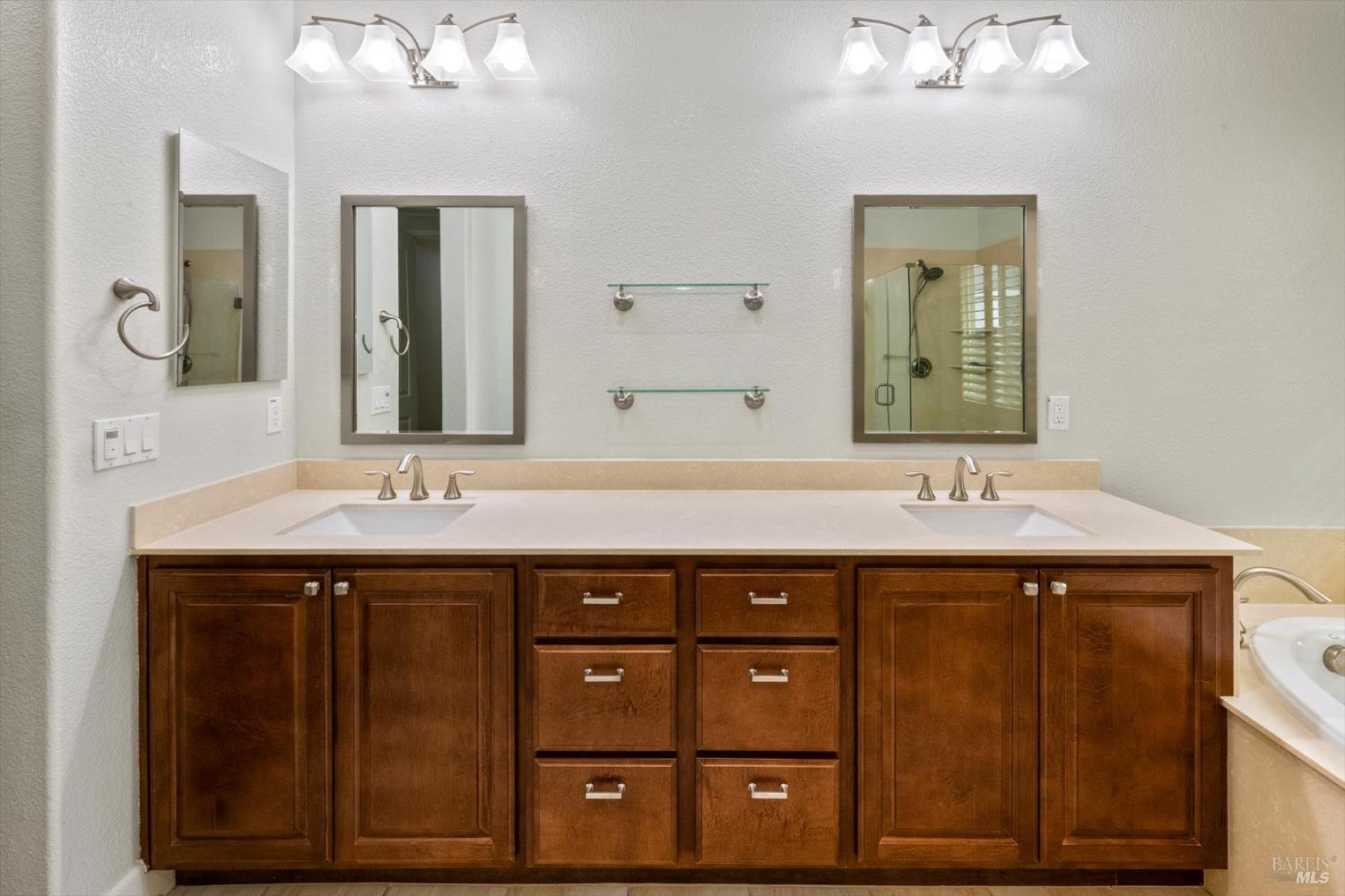 Detail Gallery Image 31 of 74 For 2036 Newcastle Dr, Vacaville,  CA 95687 - 3 Beds | 3 Baths