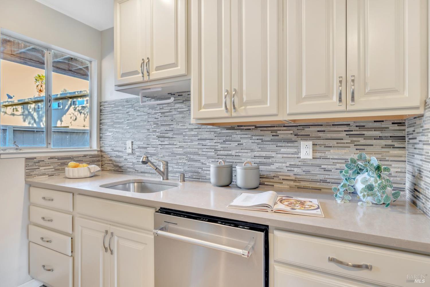 Detail Gallery Image 5 of 25 For 61 Pixley Ave #3,  Corte Madera,  CA 94925 - 2 Beds | 1 Baths