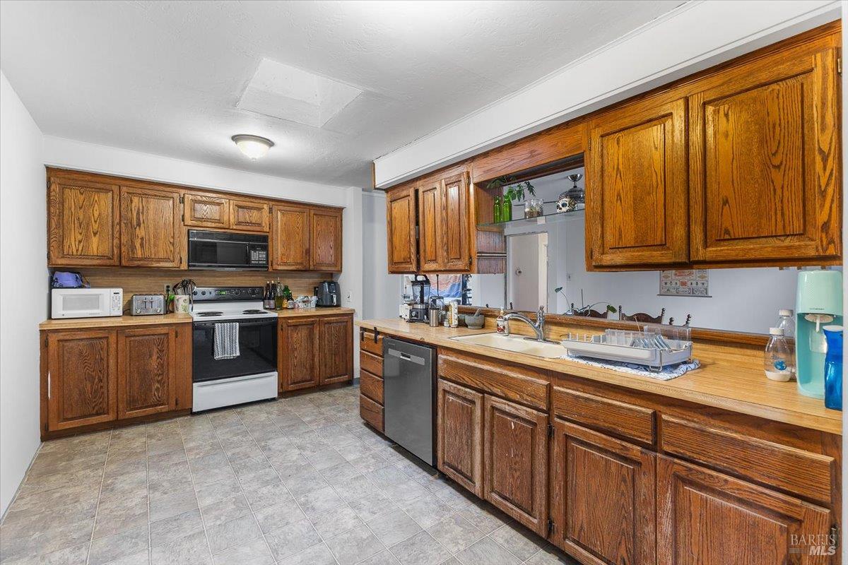 Detail Gallery Image 11 of 43 For 911 Harold Ln, Healdsburg,  CA 95448 - 3 Beds | 2 Baths