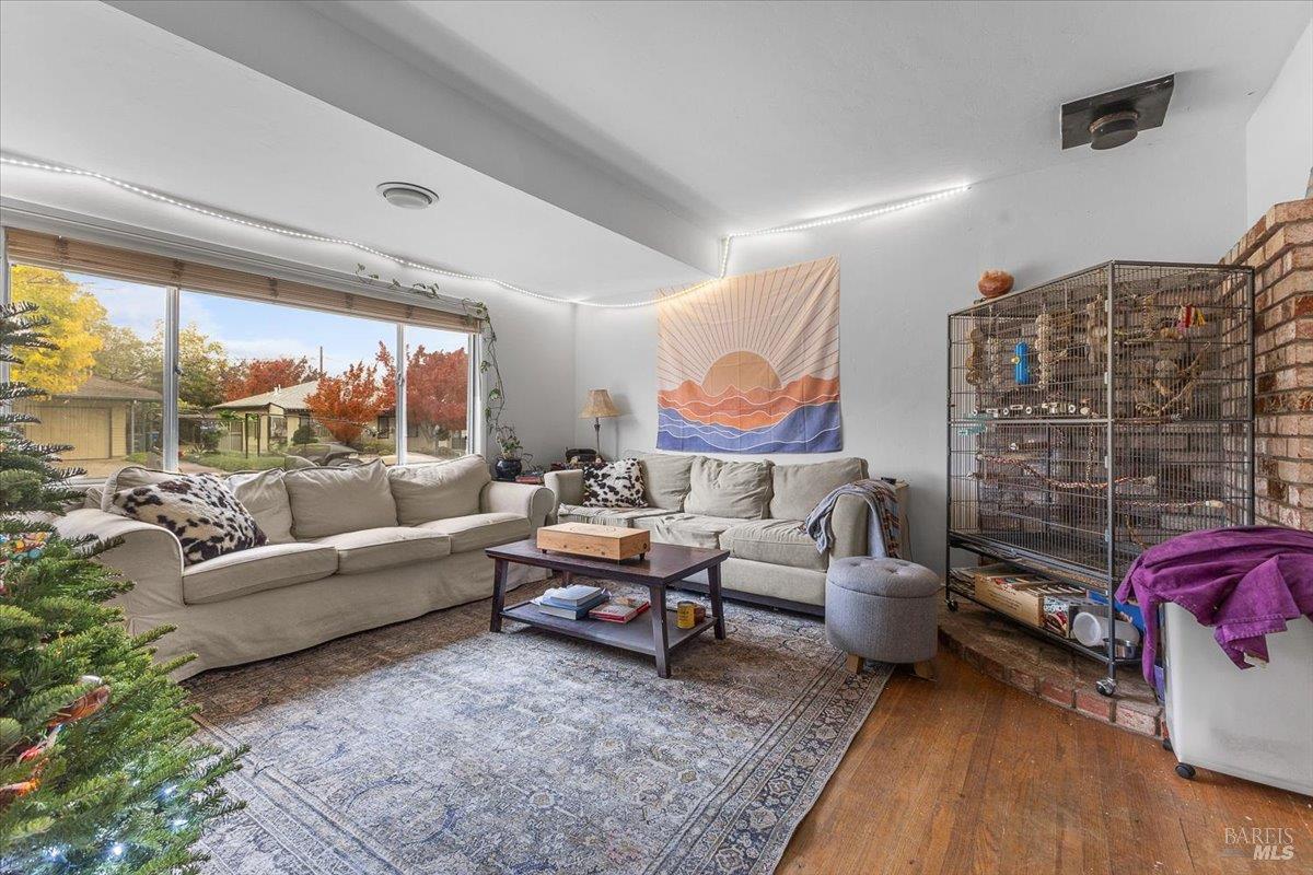 Detail Gallery Image 5 of 43 For 911 Harold Ln, Healdsburg,  CA 95448 - 3 Beds | 2 Baths