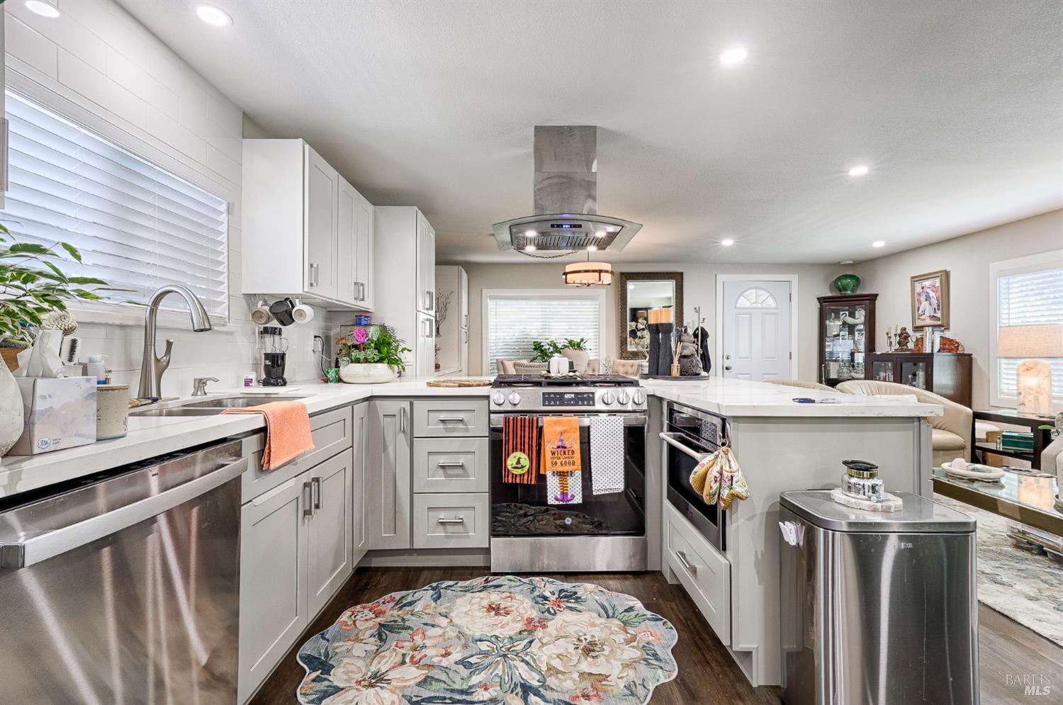 Detail Gallery Image 3 of 26 For 211 Apple Ln, Rohnert Park,  CA 94928 - 2 Beds | 2 Baths