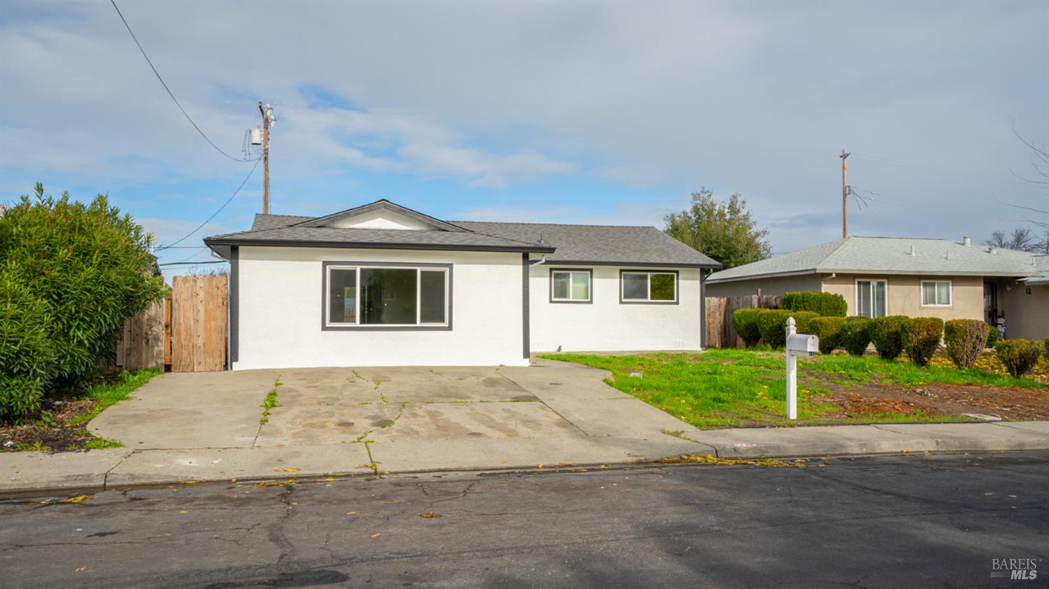 Detail Gallery Image 2 of 30 For 70 Manzanita Dr, Vacaville,  CA 95688 - 4 Beds | 2 Baths