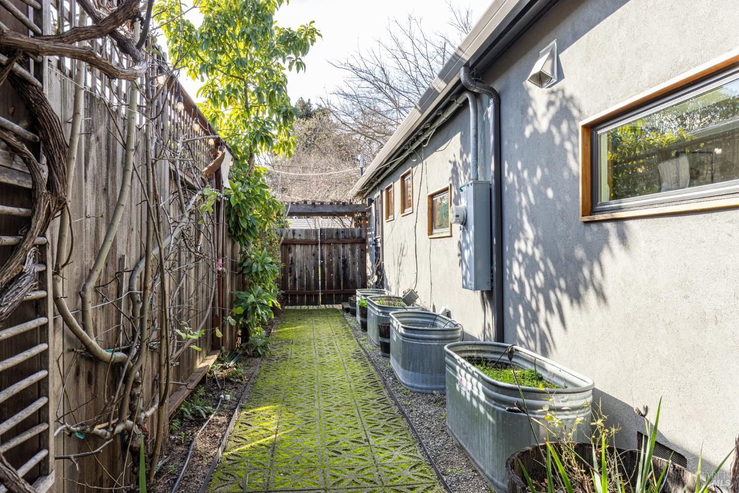 Detail Gallery Image 25 of 26 For 3776 Norfolk St, Napa,  CA 94558 - 3 Beds | 2 Baths