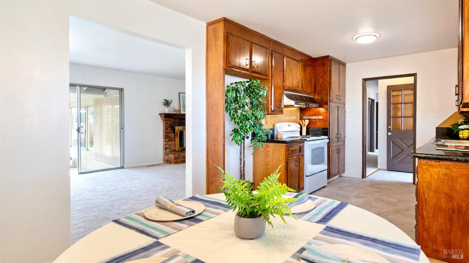 Detail Gallery Image 11 of 34 For 1680 Russell Ave, Santa Rosa,  CA 95403 - 4 Beds | 3 Baths