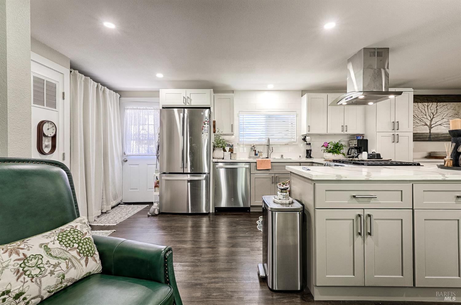 Detail Gallery Image 4 of 26 For 211 Apple Ln, Rohnert Park,  CA 94928 - 2 Beds | 2 Baths