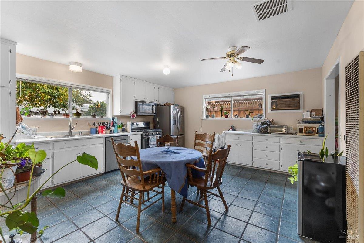 Detail Gallery Image 21 of 43 For 911 Harold Ln, Healdsburg,  CA 95448 - 3 Beds | 2 Baths