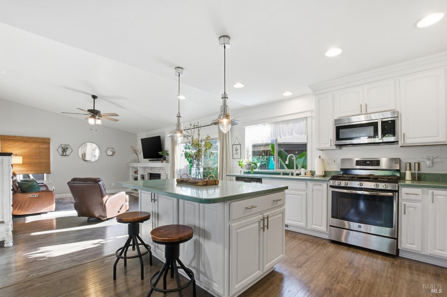 Detail Gallery Image 9 of 38 For 442 Stonewood Dr, Vacaville,  CA 95687 - 4 Beds | 2/1 Baths