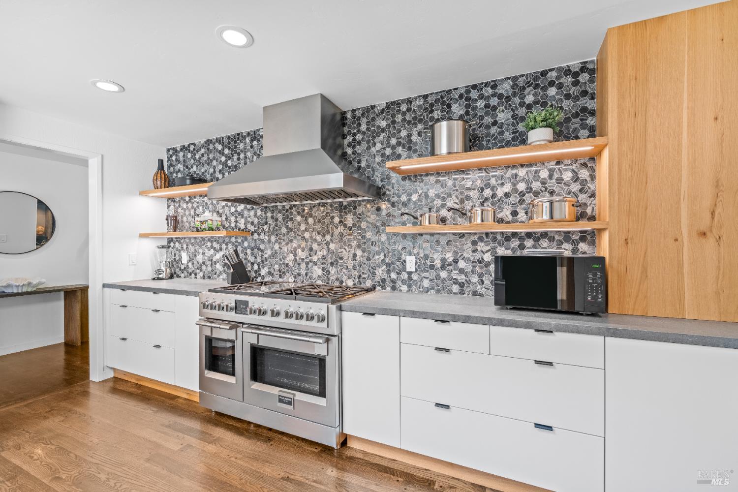 Detail Gallery Image 6 of 37 For 71 Convent Ct, San Rafael,  CA 94901 - 3 Beds | 2 Baths