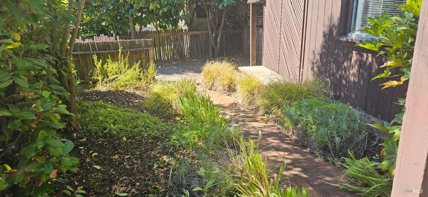 Detail Gallery Image 7 of 41 For 523 Center St, Healdsburg,  CA 95448 - 3 Beds | 2 Baths