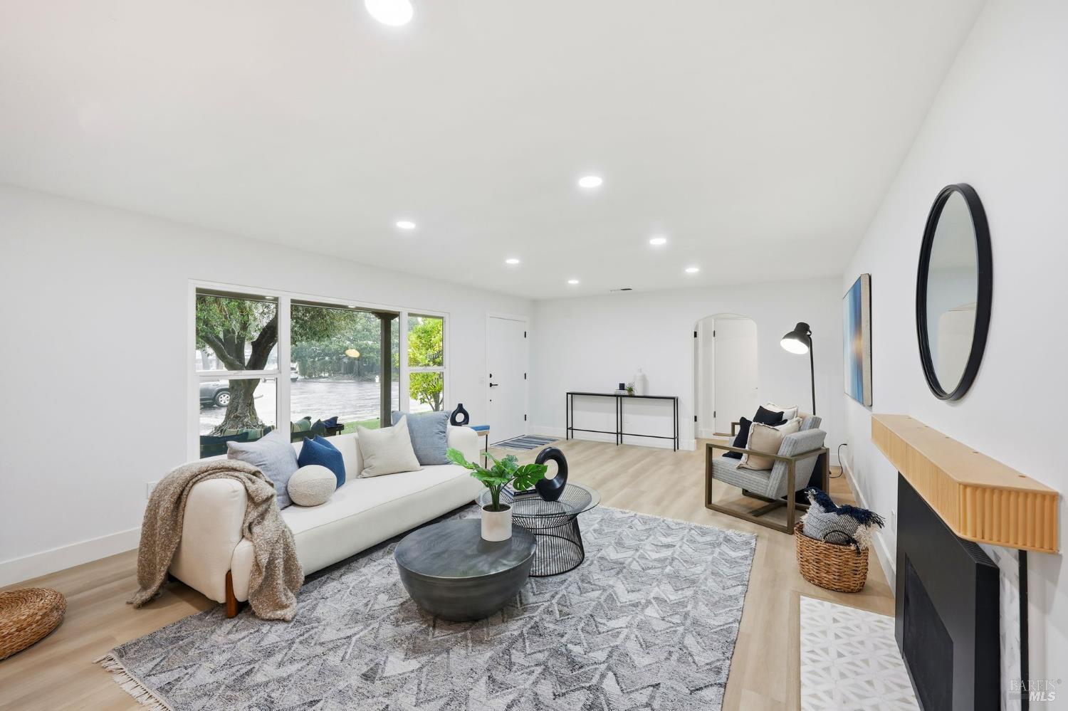 Detail Gallery Image 4 of 20 For 2132 Geary Dr, Santa Rosa,  CA 95404 - 2 Beds | 2 Baths